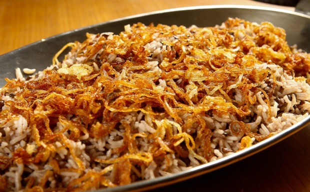 Arroz de lentilhas com cebolas fritas