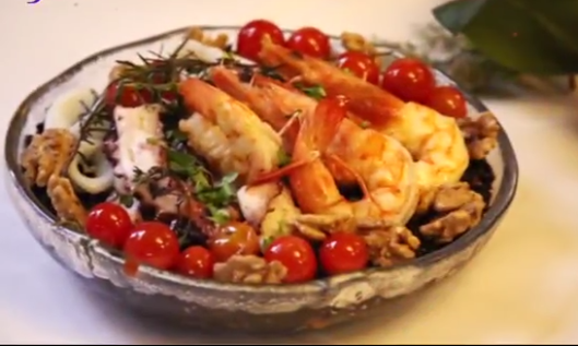 Arroz negro com frutos do mar para surpreender na ceia de Natal