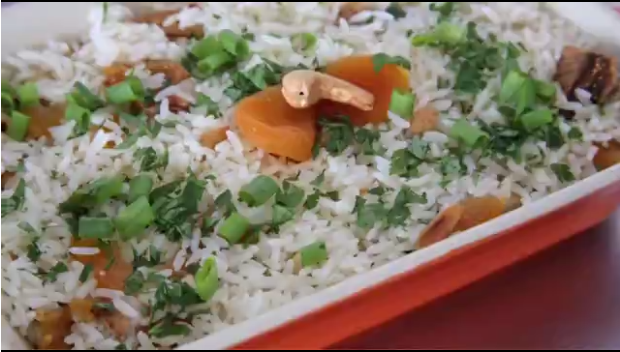 Arroz natalino fácil de fazer, com nozes, castanhas e frutas secas